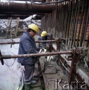 2.02.1984, Warszawa, Polska.
Robotnicy podczas budowy tunelu I linii metra w Warszawie. Tunel budowany jest tzw. metodą berlińską.
Fot. Edward Grochowicz, zbiory Ośrodka KARTA