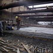2.02.1984, Warszawa, Polska.
Robotnicy podczas budowy tunelu I linii metra w Warszawie. Tunel budowany jest tzw. metodą berlińską.
Fot. Edward Grochowicz, zbiory Ośrodka KARTA