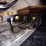 2.02.1984, Warszawa, Polska.
Budowa I linii metra w Warszawie. Robotnicy kładą papę w tunelu.
Fot. Edward Grochowicz, zbiory Ośrodka KARTA