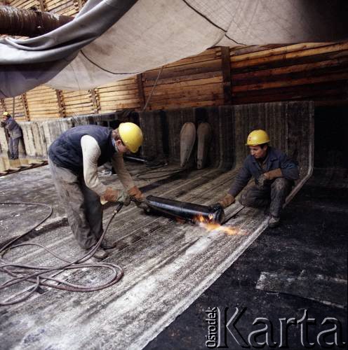 2.02.1984, Warszawa, Polska.
Budowa I linii metra w Warszawie. Robotnicy kładą papę w tunelu.
Fot. Edward Grochowicz, zbiory Ośrodka KARTA
