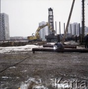 2.02.1984, Warszawa, Polska.
Budowa I linii metra w Warszawie, na odcinku wzdłuż al. Komisji Edukacji Narodowej.
Fot. Edward Grochowicz, zbiory Ośrodka KARTA