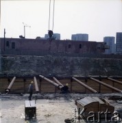 2.02.1984, Warszawa, Polska.
Budowa I linii metra w Warszawie, na odcinku wzdłuż al. Komisji Edukacji Narodowej. Robotnicy montują rozpory z rur stalowych.
Fot. Edward Grochowicz, zbiory Ośrodka KARTA