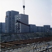 2.02.1984, Warszawa, Polska.
Budowa I linii metra w Warszawie, na odcinku wzdłuż al. Komisji Edukacji Narodowej. Robotnicy montują rozpory z rur stalowych.
Fot. Edward Grochowicz, zbiory Ośrodka KARTA