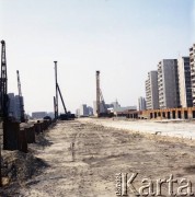 2.02.1984, Warszawa, Polska.
Budowa I linii metra w Warszawie, na odcinku wzdłuż al. Komisji Edukacji Narodowej.
Fot. Edward Grochowicz, zbiory Ośrodka KARTA