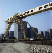 9.04.1984, Warszawa, Polska.
Budowa I linii metra w Warszawie wzdłuż al. Komisji Edukacji Narodowej. Na pierwszym planie dźwignica, w tle blokowisko.
Fot. Edward Grochowicz, zbiory Ośrodka KARTA