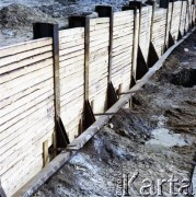 9.04.1984, Warszawa, Polska.
Budowa I linii metra w Warszawie na odcinku wzdłuż al. Komisji Edukacji Narodowej.
Fot. Edward Grochowicz, zbiory Ośrodka KARTA