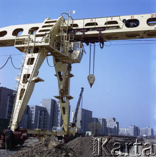9.04.1984, Warszawa, Polska.
Dźwignica na terenie budowy I linii metra w Warszawie, na odcinku wzdłuż al. Komisji Edukacji Narodowej.
Fot. Edward Grochowicz, zbiory Ośrodka KARTA