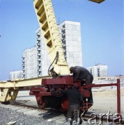 9.04.1984, Warszawa, Polska.
Robotnicy na terenie budowy I linii metra w Warszawie, wzdłuż al. Komisji Edukacji Narodowej.
Fot. Edward Grochowicz, zbiory Ośrodka KARTA