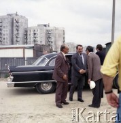 4.06.1986, Warszawa, Polska.
Wizyta przedstawiciela rządu ZSRR na terenie budowy I linii metra w Warszawie. 1. z lewej stoi Jerzy Brzostek (generalny dyrektor Generalnej Dyrekcji Budowy Metra).
Fot. Edward Grochowicz, zbiory Ośrodka KARTA