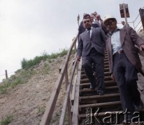 4.06.1986, Warszawa, Polska.
Wizyta przedstawiciela rządu ZSRR na terenie budowy I linii metra w Warszawie. Pierwszy schodzi Józef Alfred Zajączkowski (zastępca dyrektora Generalnej Dyrekcji Budowy Metra.
Fot. Edward Grochowicz, zbiory Ośrodka KARTA