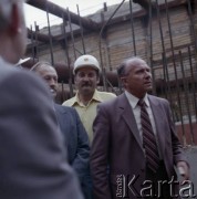 4.06.1986, Warszawa, Polska.
Wizyta przedstawiciela rządu ZSRR na terenie budowy I linii metra w Warszawie. 1. z prawej stoi Jerzy Brzostek (generalny dyrektor Generalnej Dyrekcji Budowy Metra).
Fot. Edward Grochowicz, zbiory Ośrodka KARTA