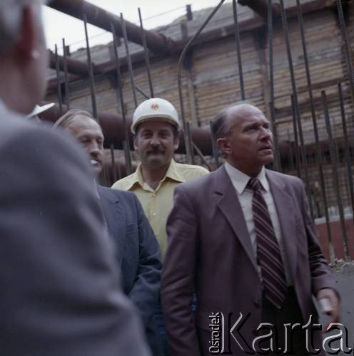4.06.1986, Warszawa, Polska.
Wizyta przedstawiciela rządu ZSRR na terenie budowy I linii metra w Warszawie. 1. z prawej stoi Jerzy Brzostek (generalny dyrektor Generalnej Dyrekcji Budowy Metra).
Fot. Edward Grochowicz, zbiory Ośrodka KARTA