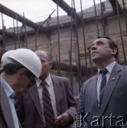 4.06.1986, Warszawa, Polska.
Wizyta przedstawiciela rządu ZSRR na terenie budowy I linii metra w Warszawie. Z lewej strony stoją Józef Alfred Zajączkowski (zastępca dyrektora Generalnej Dyrekcji Budowy Metra i Jerzy Brzostek (generalny dyrektor Generalnej Dyrekcji Budowy Metra).
Fot. Edward Grochowicz, zbiory Ośrodka KARTA