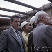 4.06.1986, Warszawa, Polska.
Wizyta przedstawiciela rządu ZSRR na terenie budowy I linii metra w Warszawie. 1. z lewej Jerzy Majewski (pełnomocnik rządu ds. budowy metra).
Fot. Edward Grochowicz, zbiory Ośrodka KARTA