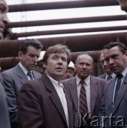 4.06.1986, Warszawa, Polska.
Wizyta przedstawiciela rządu ZSRR na terenie budowy I linii metra w Warszawie. 2. z prawej - Jerzy Brzostek (generalny dyrektor Generalnej Dyrekcji Budowy Metra), 4 z prawej - Jerzy Majewski (pełnomocnik rządu ds. budowy metra).
Fot. Edward Grochowicz, zbiory Ośrodka KARTA