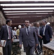 4.06.1986, Warszawa, Polska.
Wizyta przedstawiciela rządu ZSRR na terenie budowy I linii metra w Warszawie. 1. z prawej Jerzy Twardo (główny inżynier Generalnej Dyrekcji Budowy Metra.
Fot. Edward Grochowicz, zbiory Ośrodka KARTA