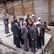 4.06.1986, Warszawa, Polska.
Wizyta przedstawiciela rządu ZSRR na terenie budowy I linii metra w Warszawie. W 1 rzędzie od prawej Jerzy Majewski (pełnomocnik rządu ds. budowy metra) i Józef Alfred Zajączkowski (zastępca dyrektora Generalnej Dyrekcji Budowy Metra. W 2 rzędzie, 1. z lewej Jerzy Twardo (główny inżynier Generalnej Dyrekcji Budowy Metra.
Fot. Edward Grochowicz, zbiory Ośrodka KARTA