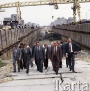 4.06.1986, Warszawa, Polska.
Wizyta przedstawiciela rządu ZSRR na terenie budowy I linii metra w Warszawie. 2. z prawej idzie Jerzy Brzostek (generalny dyrektor Generalnej Dyrekcji Budowy Metra), 2. z lewej - Jerzy Majewski (pełnomocnik rządu ds. budowy metra).
Fot. Edward Grochowicz, zbiory Ośrodka KARTA