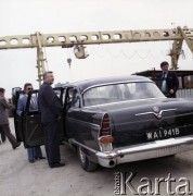 4.06.1986, Warszawa, Polska.
Wizyta przedstawiciela rządu ZSRR na terenie budowy I linii metra w Warszawie. Przy samochodzie, po lewej stronie, stoi Jerzy Twardo (główny inżynier Generalnej Dyrekcji Budowy Metra.
Fot. Edward Grochowicz, zbiory Ośrodka KARTA