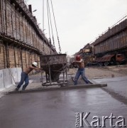 4.06.1986, Warszawa, Polska.
Robotnicy budują tunel I linii metra metodą odkrywkową.
Fot. Edward Grochowicz, zbiory Ośrodka KARTA