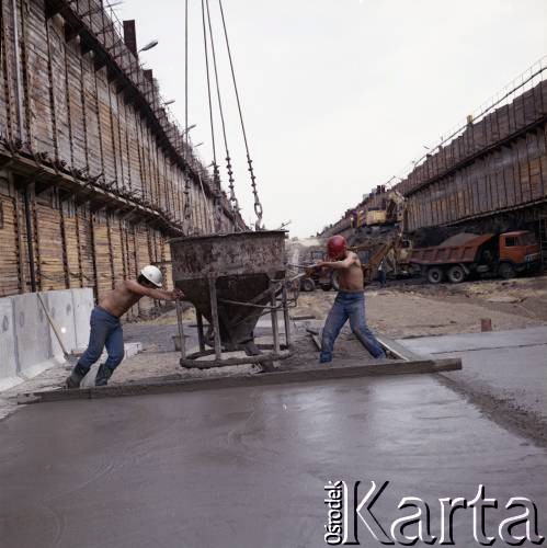 4.06.1986, Warszawa, Polska.
Robotnicy budują tunel I linii metra metodą odkrywkową.
Fot. Edward Grochowicz, zbiory Ośrodka KARTA