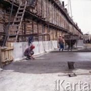4.06.1986, Warszawa, Polska.
Robotnicy budują tunel I linii metra metodą odkrywkową.
Fot. Edward Grochowicz, zbiory Ośrodka KARTA