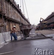 4.06.1986, Warszawa, Polska.
Robotnicy budują tunel I linii metra metodą odkrywkową.
Fot. Edward Grochowicz, zbiory Ośrodka KARTA
