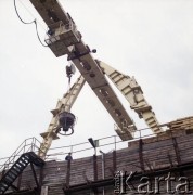 4.06.1986, Warszawa, Polska.
Budowa I linii metra tzw.metodą berlińską. U góry dżwignica odkrywkowa.
Fot. Edward Grochowicz, zbiory Ośrodka KARTA