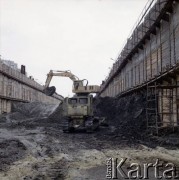 4.06.1986, Warszawa, Polska.
Budowa I linii metra tzw.metodą berlińską. 
Fot. Edward Grochowicz, zbiory Ośrodka KARTA