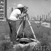 1.08.1984, Warszawa, Polska.
Prace geodezyjne na terenie budowy I linii metra w Warszawie, wzdłuż al. Komisji Edukacji Narodowej.
Fot. Edward Grochowicz, zbiory Ośrodka KARTA