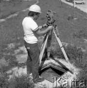 1.08.1984, Warszawa, Polska.
Prace geodezyjne na terenie budowy I linii metra w Warszawie, wzdłuż al. Komisji Edukacji Narodowej.
Fot. Edward Grochowicz, zbiory Ośrodka KARTA