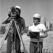 1.08.1984, Warszawa, Polska.
Prace geodezyjne na terenie budowy I linii metra w Warszawie, wzdłuż al. Komisji Edukacji Narodowej.
Fot. Edward Grochowicz, zbiory Ośrodka KARTA