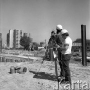 1.08.1984, Warszawa, Polska.
Prace geodezyjne na terenie budowy I linii metra w Warszawie, wzdłuż al. Komisji Edukacji Narodowej.
Fot. Edward Grochowicz, zbiory Ośrodka KARTA