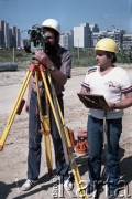 1.08.1984, Warszawa, Polska.
Prace geodezyjne na terenie budowy I linii metra w Warszawie, wzdłuż al. Komisji Edukacji Narodowej.
Fot. Edward Grochowicz, zbiory Ośrodka KARTA