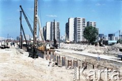 1.08.1984, Warszawa, Polska.
Prace geodezyjne na terenie budowy I linii metra w Warszawie, wzdłuż al. Komisji Edukacji Narodowej.
Fot. Edward Grochowicz, zbiory Ośrodka KARTA