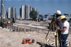 1.08.1984, Warszawa, Polska.
Prace geodezyjne na terenie budowy I linii metra w Warszawie, wzdłuż al. Komisji Edukacji Narodowej.
Fot. Edward Grochowicz, zbiory Ośrodka KARTA