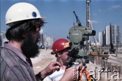 1.08.1984, Warszawa, Polska.
Prace geodezyjne na terenie budowy I linii metra w Warszawie, wzdłuż al. Komisji Edukacji Narodowej.
Fot. Edward Grochowicz, zbiory Ośrodka KARTA