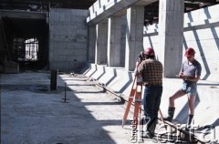 1.08.1984, Warszawa, Polska.
Prace geodezyjne na terenie budowy I linii metra w Warszawie, wzdłuż al. Komisji Edukacji Narodowej.
Fot. Edward Grochowicz, zbiory Ośrodka KARTA