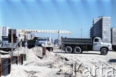 1.08.1984, Warszawa, Polska.
Prace geodezyjne na terenie budowy I linii metra w Warszawie, wzdłuż al. Komisji Edukacji Narodowej.
Fot. Edward Grochowicz, zbiory Ośrodka KARTA