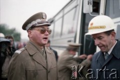 24.09.1985, Warszawa, Polska.
Wizyta gen. Wojciecha Jaruzelskiego na terenie budowy I linii metra. Gen. Jaruzelski rozmawia z Jerzym Majewskim - pełnomocnikiem rządu ds. budowy metra.
Fot. Edward Grochowicz, zbiory Ośrodka KARTA