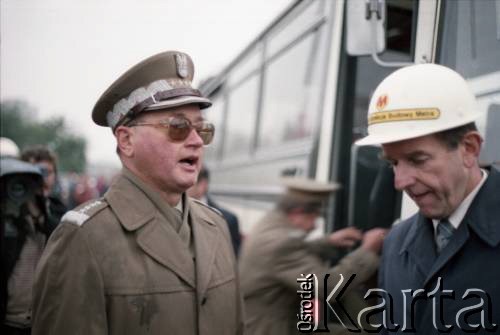 24.09.1985, Warszawa, Polska.
Wizyta gen. Wojciecha Jaruzelskiego na terenie budowy I linii metra. Gen. Jaruzelski rozmawia z Jerzym Majewskim - pełnomocnikiem rządu ds. budowy metra.
Fot. Edward Grochowicz, zbiory Ośrodka KARTA