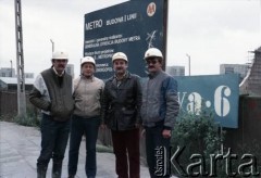 Wrzesień 1985, Warszawa, Polska.
Budowa I linii metra w Warszawie na Ursynowie. W tle widać budowę kościoła Wniebowstąpienia Pańskiego.
Fot. Edward Grochowicz, zbiory Ośrodka KARTA