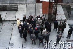Wrzesień 1985, Warszawa, Polska.
Wizyta przedstawicieli władz na terenie budowy I linii metra w Warszawie prawdopodobnie na Ursynowie.
Fot. Edward Grochowicz, zbiory Ośrodka KARTA