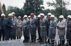 Wrzesień 1985, Warszawa, Polska.
Wizyta przedstawicieli władz na terenie budowy I linii metra w Warszawie, prawdopodobnie na odcinku Pole Mokotowskie - Politechnika. 2. z lewej stoi Jerzy Twardo - główny inżynier Generalnej Dyrekcji Budowy Metra.
Fot. Edward Grochowicz, zbiory Ośrodka KARTA