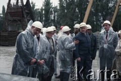 Wrzesień 1985, Warszawa, Polska.
Wizyta przedstawicieli władz na terenie budowy I linii metra w Warszawie, prawdopodobnie na odcinku Pole Mokotowskie - Politechnika. 2. z prawej (bez płaszcza ochronnego) stoi Jerzy Twardo - główny inżynier Generalnej Dyrekcji Budowy Metra.
Fot. Edward Grochowicz, zbiory Ośrodka KARTA