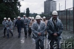 Wrzesień 1985, Warszawa, Polska.
Wizyta przedstawicieli władz na terenie budowy I linii metra w Warszawie, prawdopodobnie na odcinku Pole Mokotowskie - Politechnika. 3. z lewej idzie Jerzy Twardo - główny inżynier Generalnej Dyrekcji Budowy Metra.
Fot. Edward Grochowicz, zbiory Ośrodka KARTA