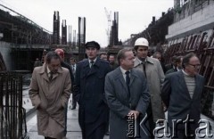 Wrzesień 1985, Warszawa, Polska.
Wizyta przedstawicieli władz na terenie budowy I linii metra w Warszawie prawdopodobnie na Ursynowie. 1. z lewej idzie  Tadeusz Romanowski - wicedyrektor Metroprojektu, generalny projektant I linii metra w Warszawie.
Fot. Edward Grochowicz, zbiory Ośrodka KARTA