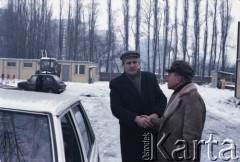 3.01.1986, Warszawa, Polska.
Wizyta wicepremiera ZSRR na terenie budowy metra w Warszawie. Po prawej stronie stoi Jerzy Brzostek (generalny dyrektor Generalnej Dyrekcji Budowy Metra).
Fot. Edward Grochowicz, zbiory Ośrodka KARTA