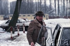 3.01.1986, Warszawa, Polska.
Wizyta wicepremiera ZSRR na terenie budowy metra w Warszawie. Przy samochodzie stoi Jerzy Brzostek - generalny dyrektor Generalnej Dyrekcji Budowy Metra.
Fot. Edward Grochowicz, zbiory Ośrodka KARTA