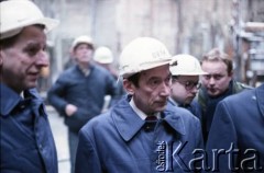3.01.1986, Warszawa, Polska.
Wizyta wicepremiera ZSRR na terenie budowy metra w Warszawie. W centrum stoi przedstawiciel Dyrekcji Budowy Tras Komunikacyjnych.
Fot. Edward Grochowicz, zbiory Ośrodka KARTA